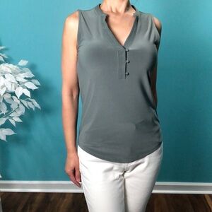 ⭐️NEW⭐️White House Black Market (WHBM) Sleeveless Top with Botton Detail